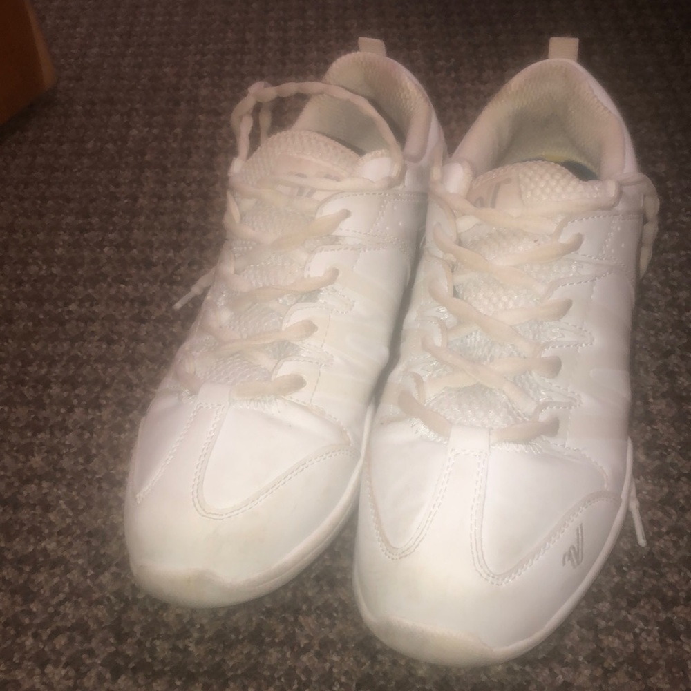 Cheerleading shoes